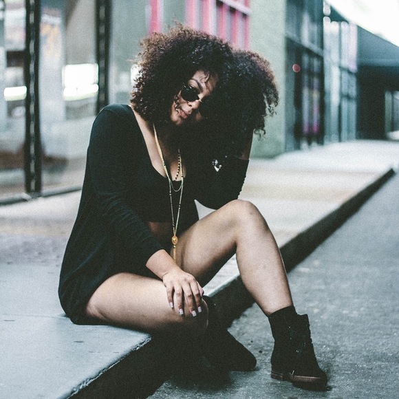 Meet your Posher, Liv 🌻 - Picture 3 of 4